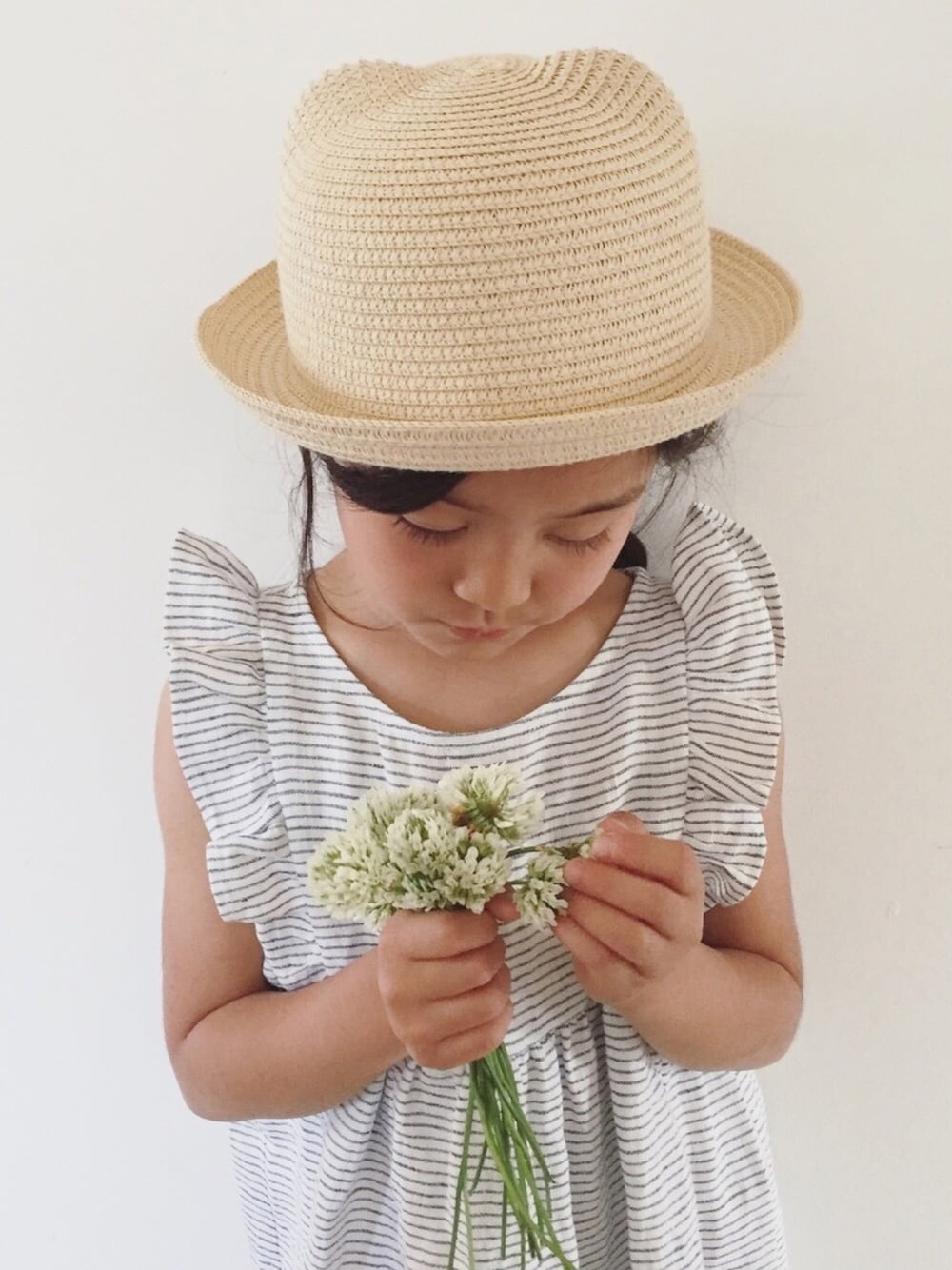 「キッズファッション、こどもコーデ、女の子、麦わら帽子、kids、キッズ、キッズ服、ネコミミ、リネン、リネンワンピース」｜「nilshappytoseeyouのアイテム（ワンピース、ホワイト系）」を使った、slower.さん（キッズ・110cm）の夏コーディネートの1枚目の写真