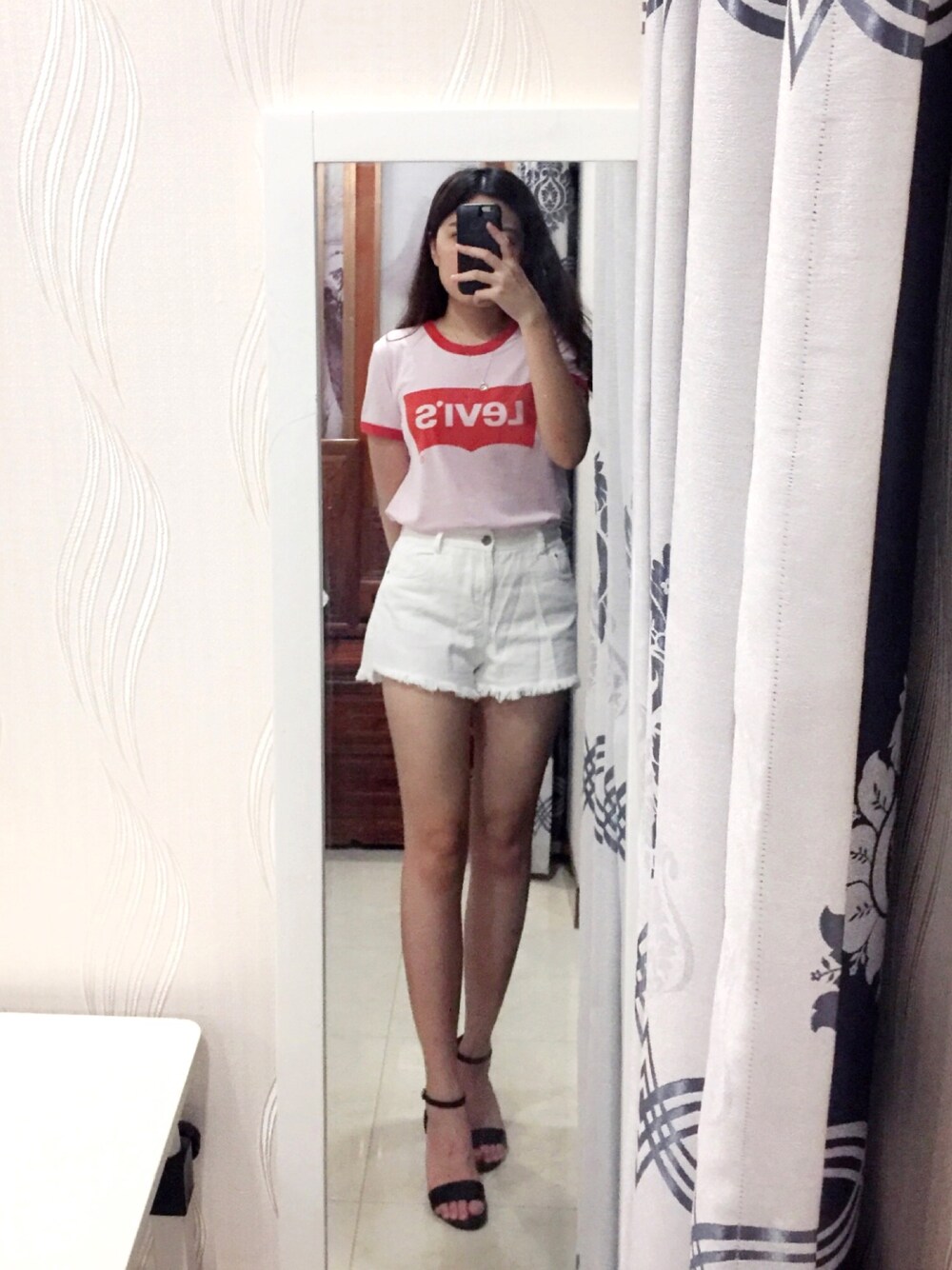 「summer、休闲穿搭、Levis、粉色、白色短褲、黑色高跟鞋」｜「Levi'sのアイテム（Tシャツ/カットソー、ピンク系）」を使った、小樱Irisさん（レディース・163cm）の夏コーディネートの1枚目の写真