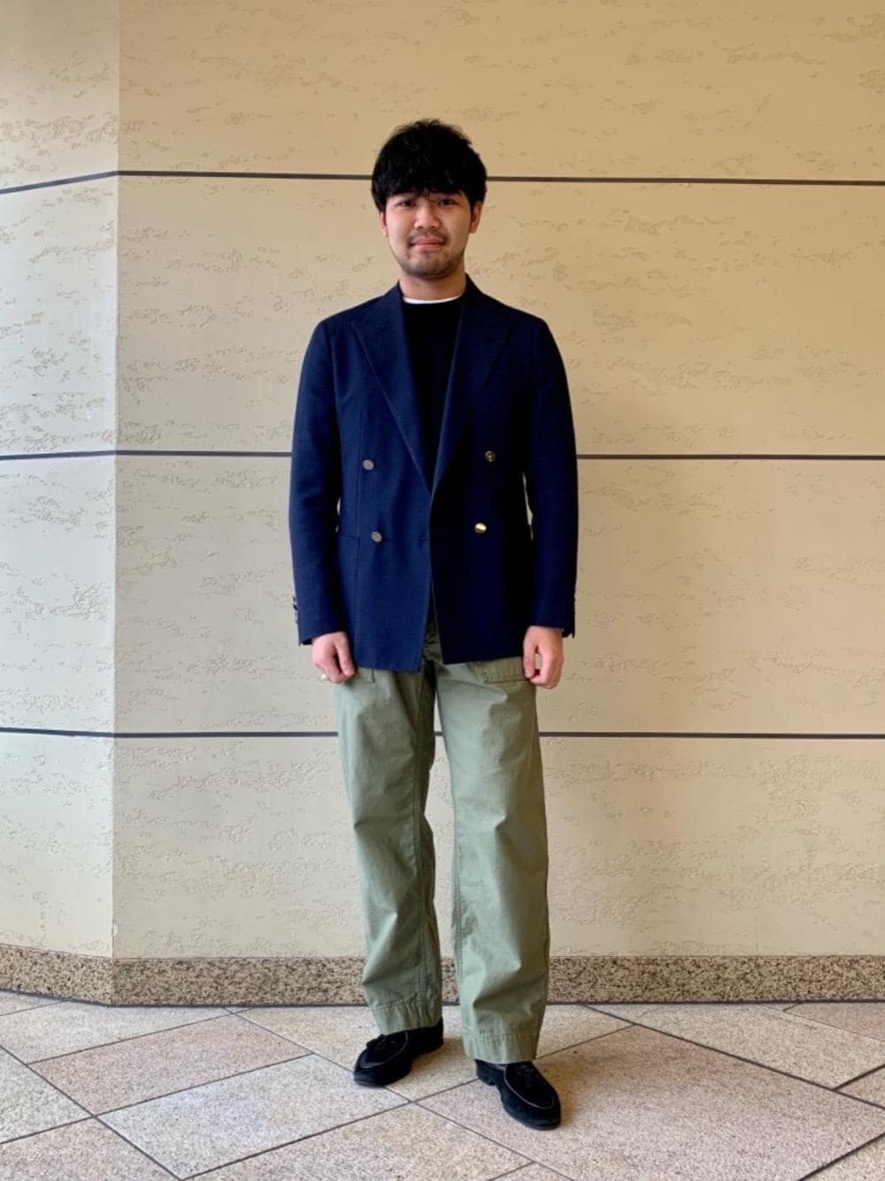 ブラック系のニット/セーター、グリーン系のその他パンツ、ブルー系のテーラードジャケットを着用したメンズの冬コーディネートの1枚目の写真