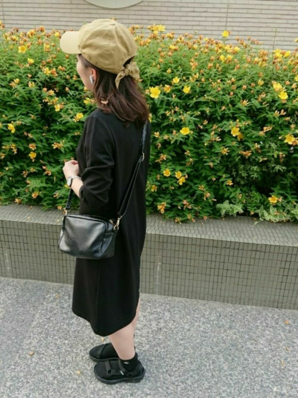「キャップコーデ、カジュアル、サンダル×靴下」｜「UNIQLOのアイテム（ワンピース、ブラック系）」を使った、≛Y⍥U≛さん（レディース・155cm）の春コーディネートの1枚目の写真