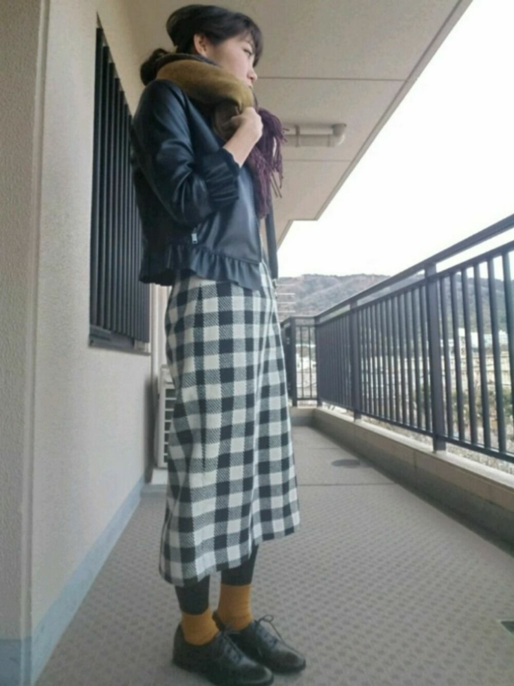 「ライダース、タイトスカート、チェックスカート、くつした、大人カジュアル、モノトーン、カジュアル、寒い、ZARA、apartbylowrys」｜「ZARA BASICのアイテム（ライダースジャケット、ブラック系）」を使った、≛Y⍥U≛さん（レディース・155cm）の冬コーディネートの1枚目の写真