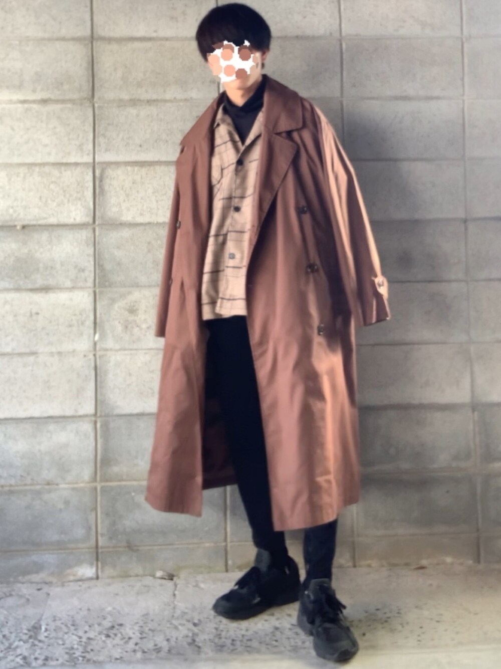 ブラック系のデニムパンツ、ブラック系のTシャツ/カットソー、ブラウン系のトレンチコートを着用したメンズの冬コーディネートの1枚目の写真