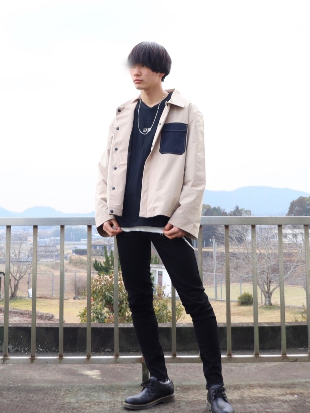 ベージュ系のブルゾン、ホワイト系のタンクトップ、ブラック系のTシャツ/カットソーを着用したメンズの冬コーディネートの1枚目の写真