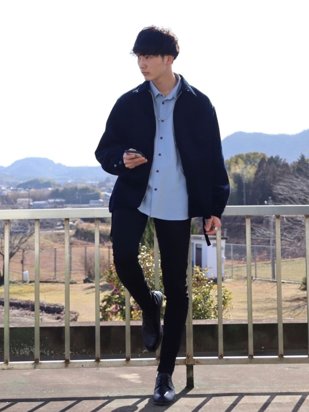 ブルー系のブルゾン、ブルー系のシャツ/ブラウス、ブラック系のデニムパンツを着用したメンズの冬コーディネートの1枚目の写真