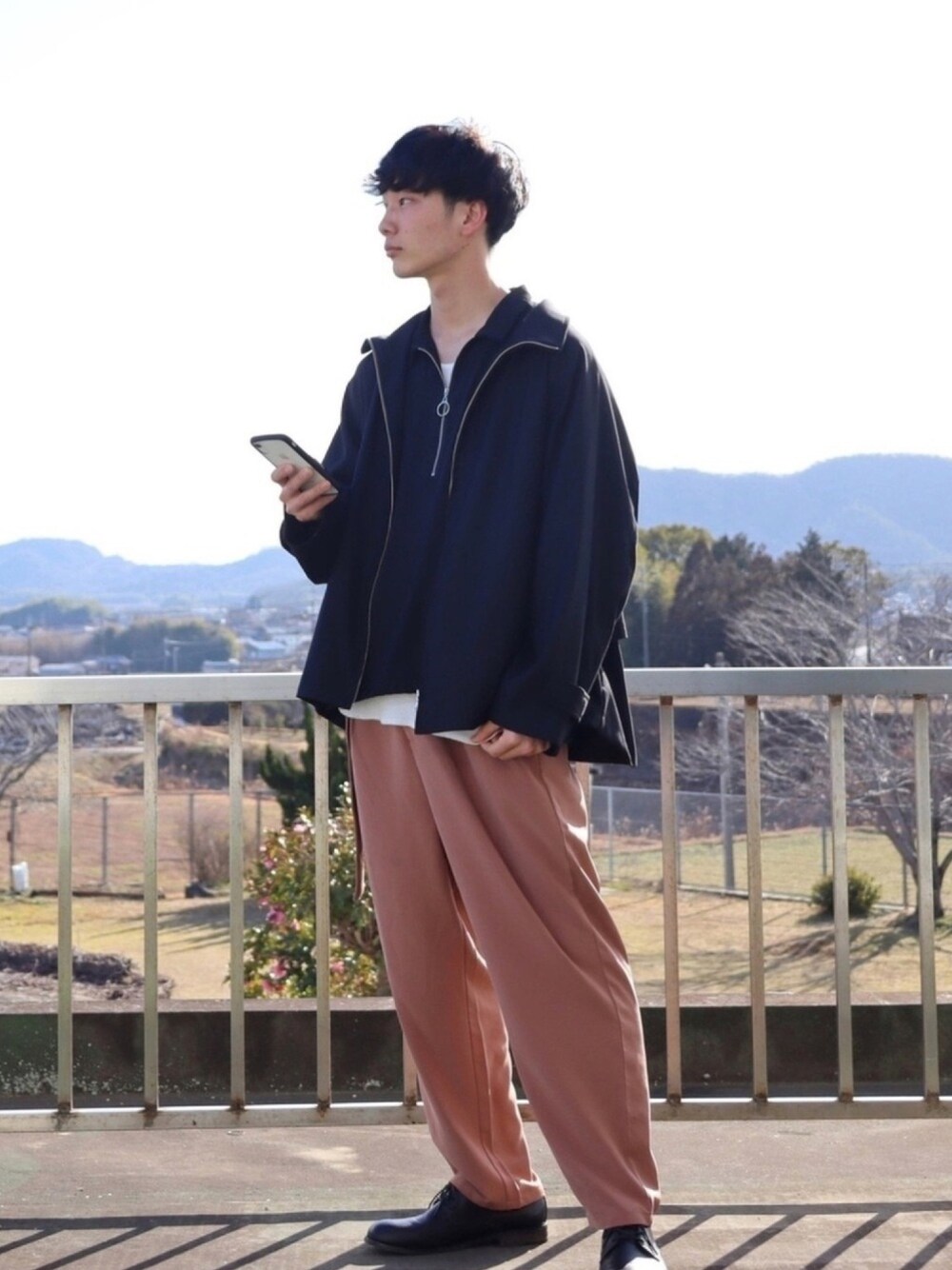 ブラック系のブルゾン、ブラック系のシャツ/ブラウス、ホワイト系のタンクトップを着用したメンズの春コーディネートの1枚目の写真