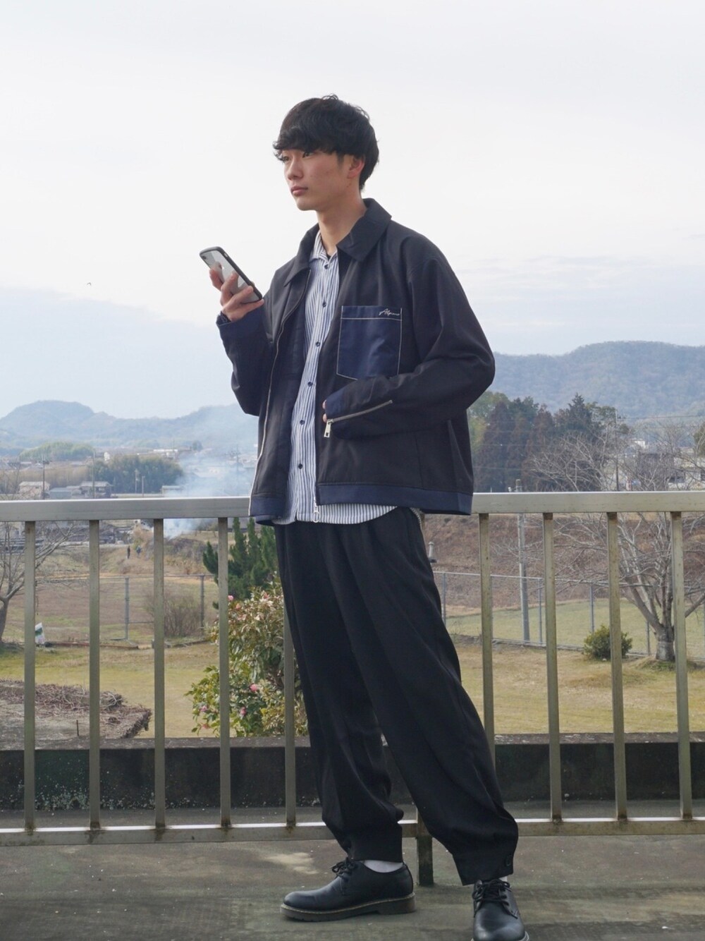 ブラック系のその他パンツ、ブラック系のブルゾン、ホワイト系のシャツ/ブラウスを着用したメンズの春コーディネートの1枚目の写真