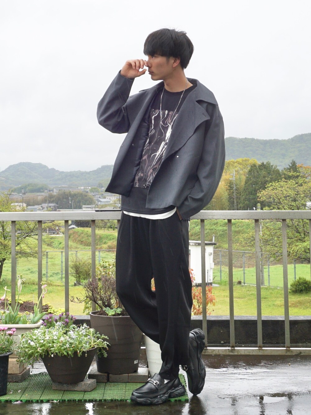 ブラック系のTシャツ/カットソー、ブラック系のスニーカー、ブラック系のその他パンツを着用したメンズの春コーディネートの1枚目の写真