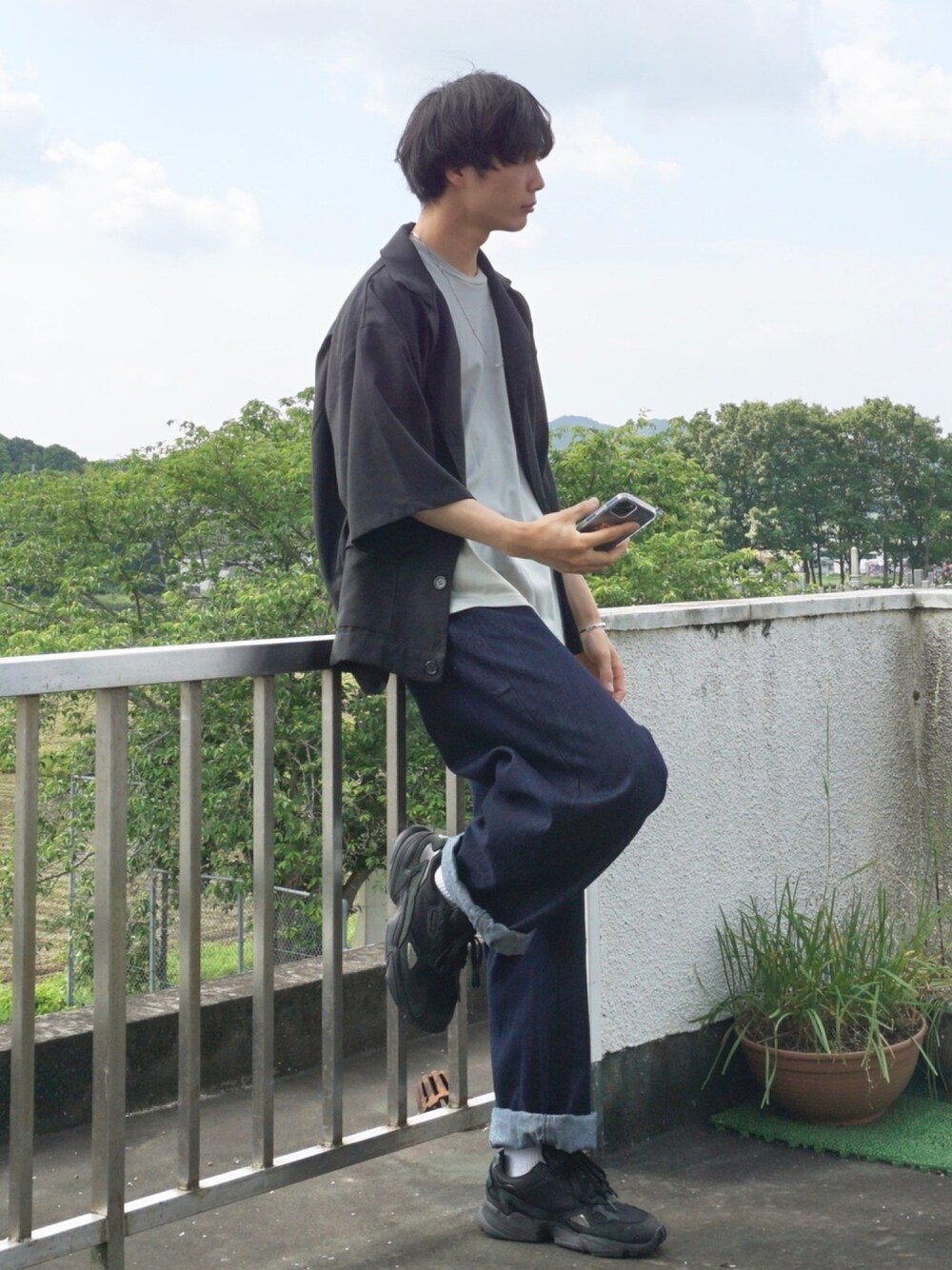 ブルー系のデニムパンツ、グリーン系のTシャツ/カットソー、ブラック系のシャツ/ブラウスを着用したメンズの夏コーディネートの1枚目の写真