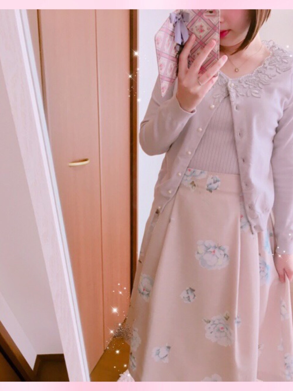 「春コーデ、ショートヘア、ウィルセレクション、ウィルセレクション(WILLSELECTION)、ウィルコーデ、全身ウィルコーデ、ウィルガール、寒色カラー、花柄スカート」｜「WILLSELECTIONのアイテム（アンサンブル、グレー系）」を使った、ＲIEさん（レディース・154cm）の春コーディネートの1枚目の写真