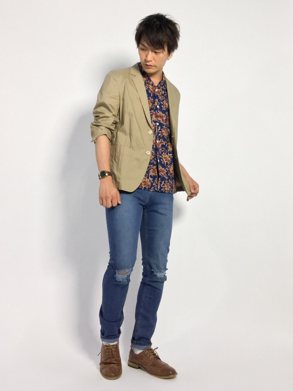 「テーラードジャケット、柄シャツ、大人カジュアル、革靴、ラフ、ロールアップ、スキニーデニム、ダメージデニムパンツ、こなれ感、オトナカジュアル」｜「SHIPS JET BLUEのSHIPS JET BLUE: タイプライター 2Ｂシャツジャケット（テーラードジャケット、ベージュ系）」を使った、中嶋時男さん（メンズ・183cm）の夏コーディネートの1枚目の写真