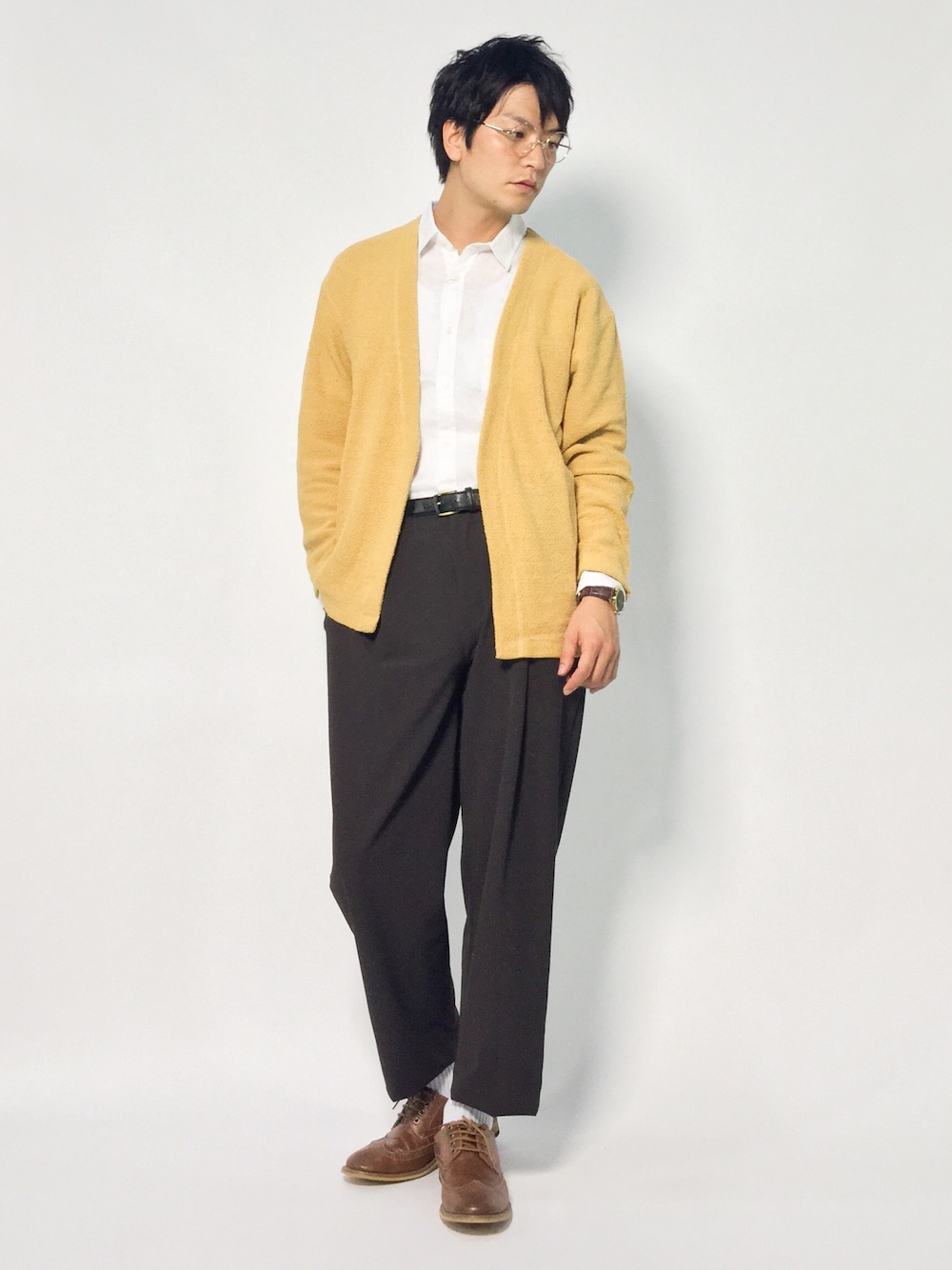 イエロー系のカーディガン/ボレロ、ホワイト系のシャツ/ブラウス、ブラウン系のスラックスを着用したメンズの夏コーディネートの1枚目の写真
