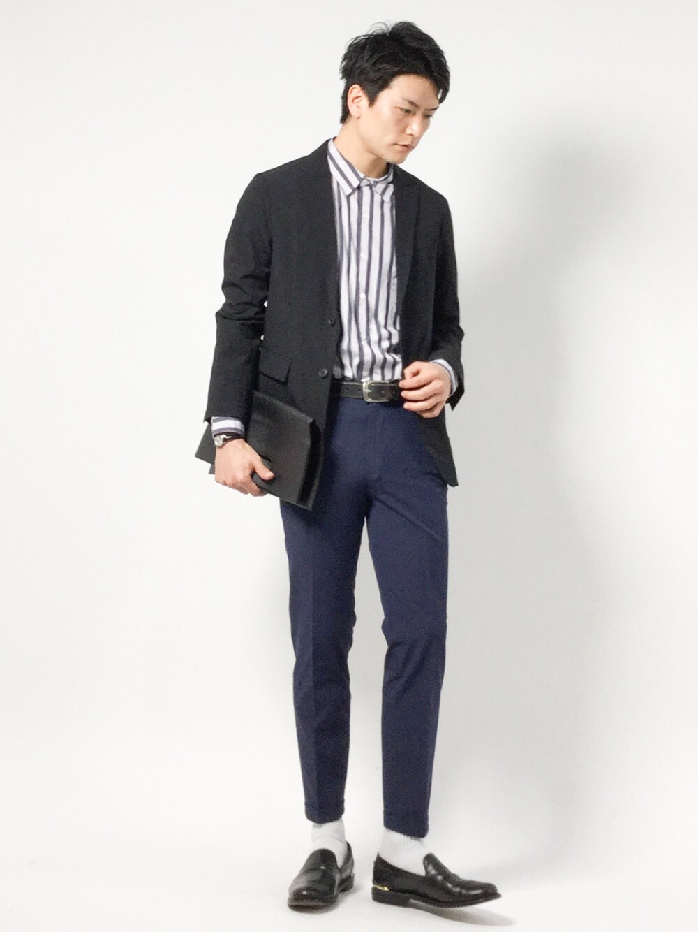 ブラック系のテーラードジャケット、グレー系のシャツ/ブラウス、ブルー系のスラックスを着用したメンズの冬コーディネートの1枚目の写真