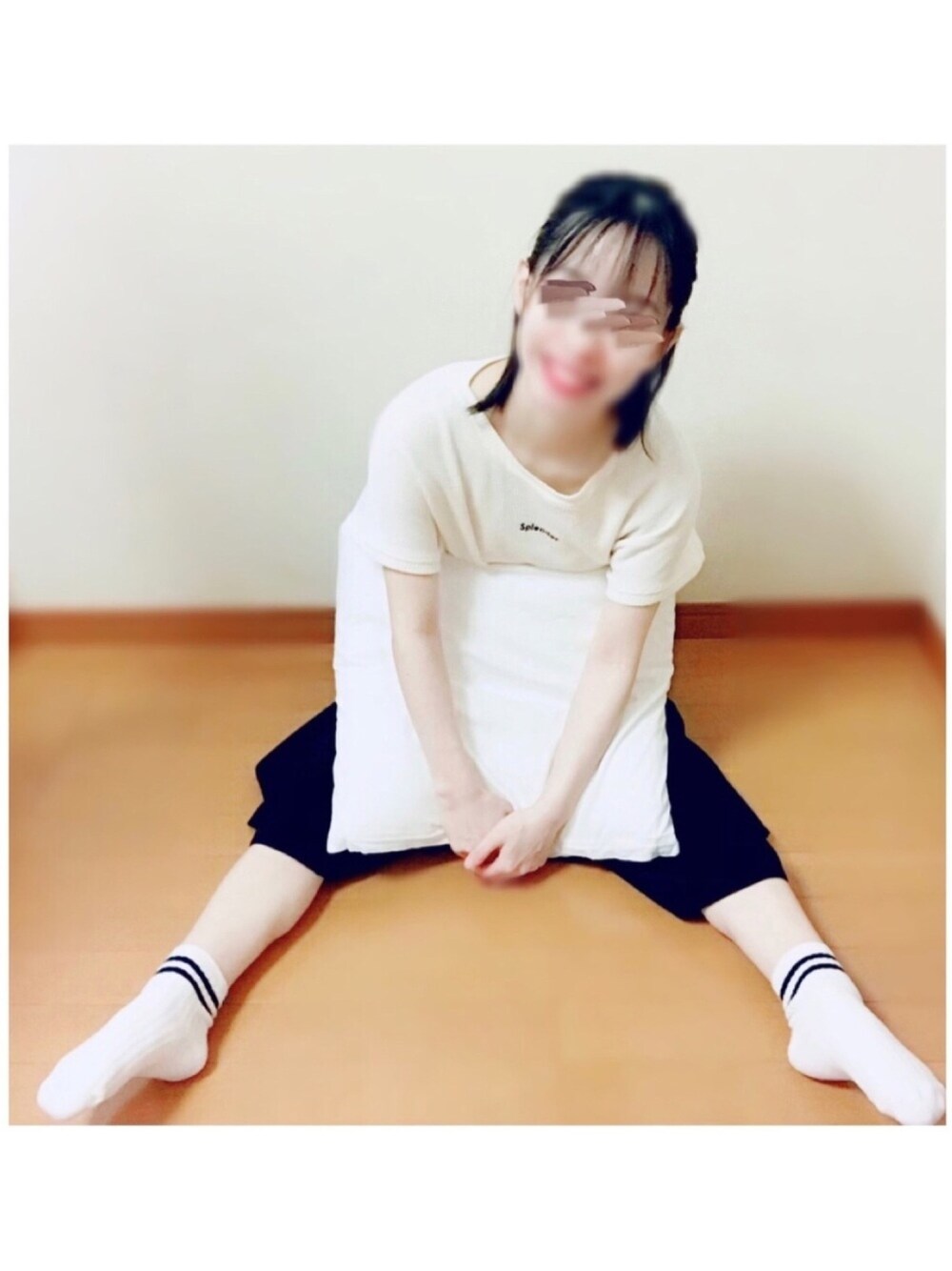 「おうちファッション、おうちスタイル、ゆるコーデ、低身長、低身長コーデ、モノトーンコーデ、シンプルコーデ、楽チンコーデ、リモート飲み会、夏コーデ」｜「DISCOATのワッフルミニロゴ刺繍Tシャツ（Tシャツ/カットソー、ホワイト系）」を使った、𝙢𝙖𝙞𝙢𝙖𝙞さん（レディース・149cm）の夏コーディネートの1枚目の写真