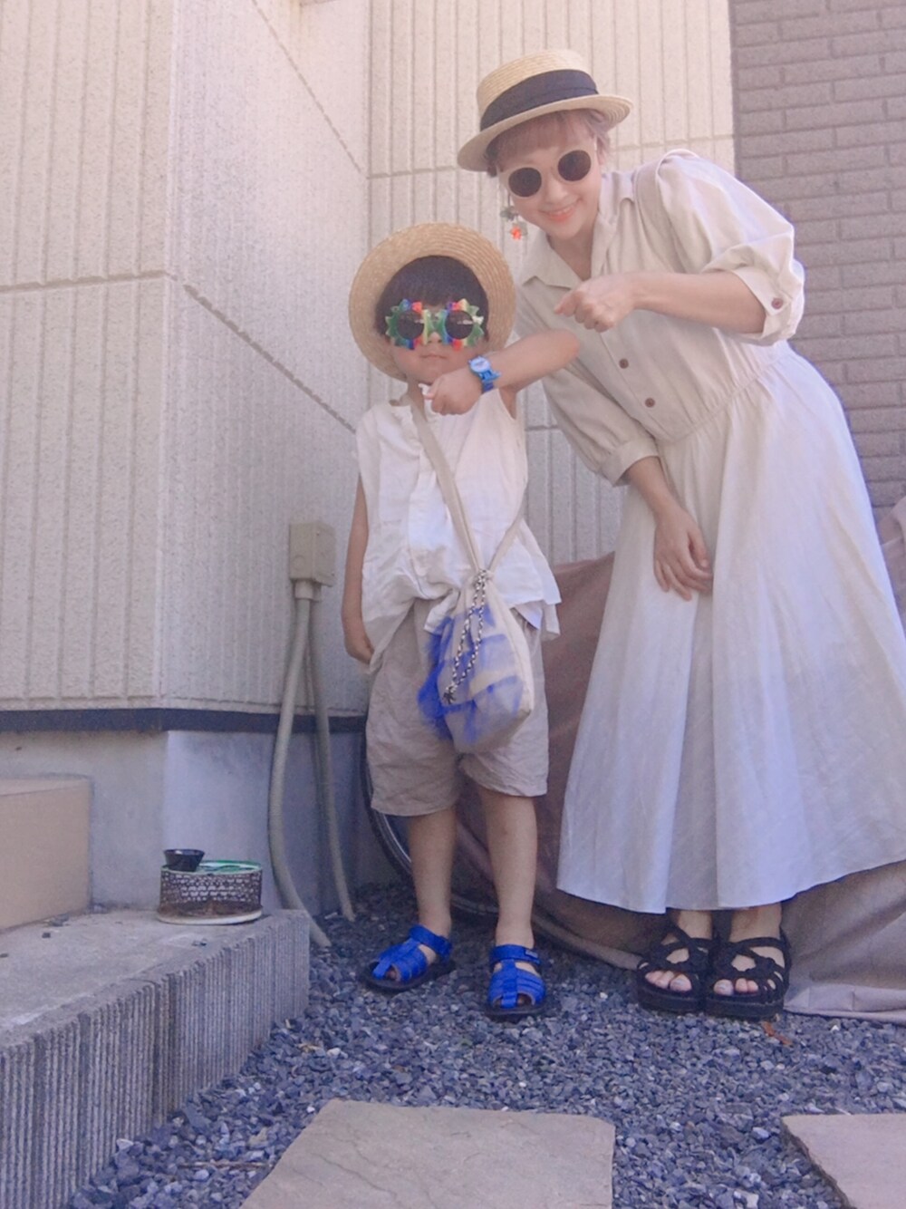 ベージュ系のワンピース、ホワイト系のワンピース、ベージュ系のその他パンツを着用したレディースの夏コーディネートの1枚目の写真