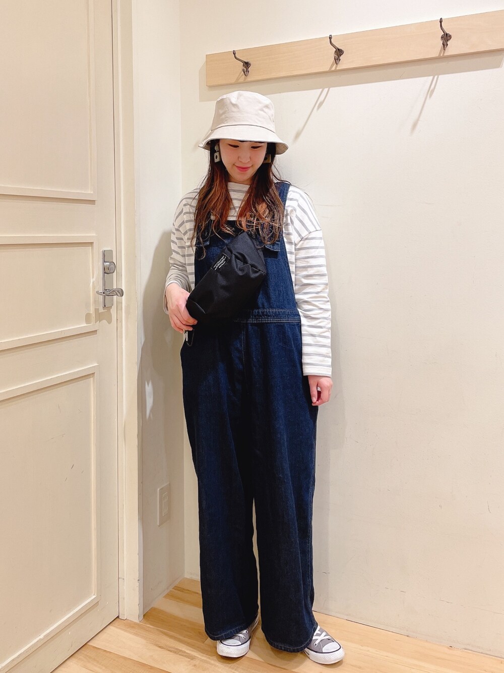 「サロペット、オーバーオール、デニム、Samansa Mos2 blue、バケットハット、春コーデ、ボーダー、ボーダーTシャツ、スニーカー、休日コーデ」｜「Samansa Mos2 blueのECO DENIM サロペット（サロペット/オーバーオール、ブルー系）」を使った、sakura✿さん（レディース・158cm）の春コーディネートの1枚目の写真