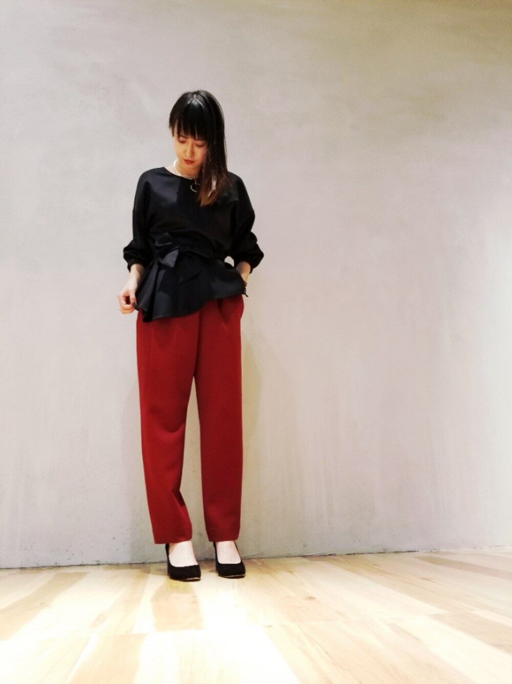 「fashion、ootd、outfit、city、tokyobase、おしゃれさんと繋がりたい、テーパードパンツ」｜「cityのブライトウールアシメペプラムブラウス（シャツ/ブラウス、ブラック系）」を使った、city_chiakiさん（レディース・162cm）の秋コーディネートの1枚目の写真