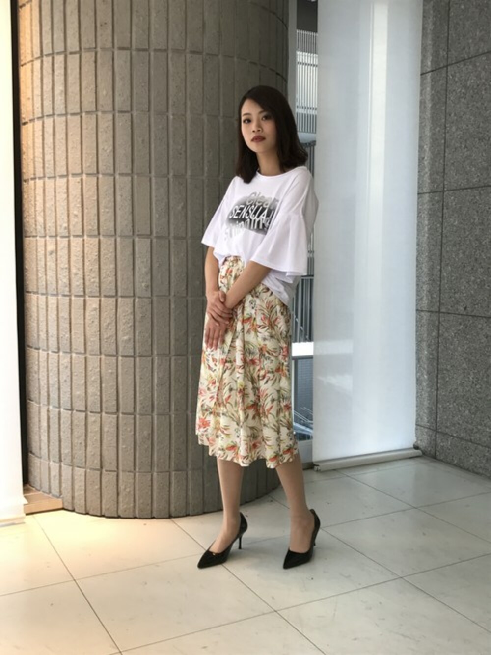 「デートスタイル（WOMEN）、花柄スカート、ボタニカル柄、ミモレ丈スカート、ビドンナ」｜「BDONNAのｼﾞｬｶﾞｰﾄﾞﾘｰﾌﾌﾟﾘﾝﾄｽｶｰﾄ（スカート、ブルー系）」を使った、ismさん（レディース・168cm）の春コーディネートの1枚目の写真