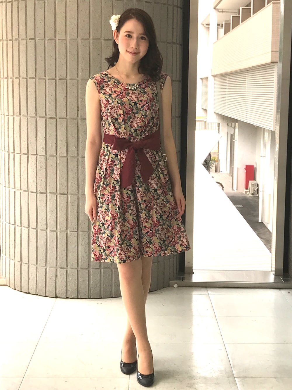 レッド系のワンピースを着用したレディースの秋コーディネートの1枚目の写真