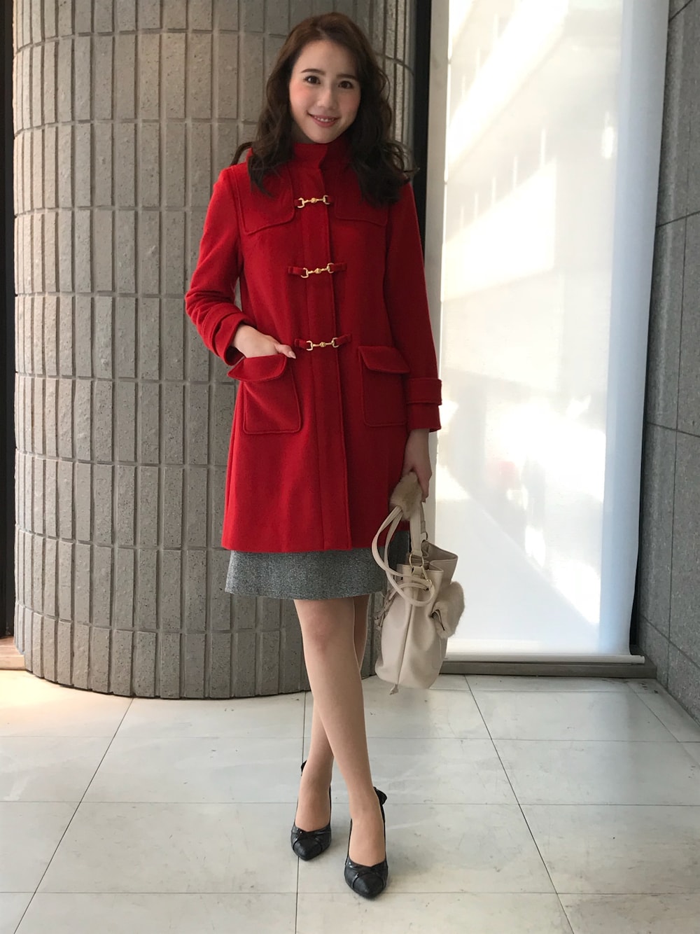 レッド系のダッフルコートを着用したレディースの夏コーディネートの1枚目の写真