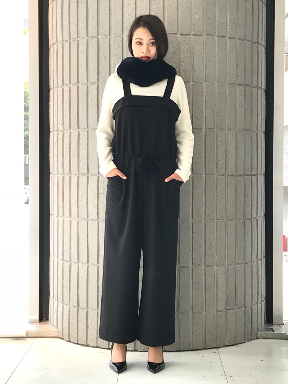 ブラック系のサロペット/オーバーオールを着用したレディースの秋コーディネートの1枚目の写真