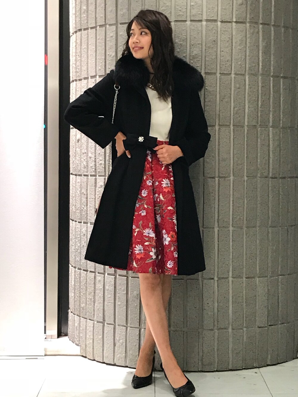 「ファー、コート、ワンピース、花柄、結婚式、きれいめカジュアル、結婚式二次会スタイル、ディアプリンセス」｜「Dear Princessの【2018　Ａ-Ｗ　神戸コレクション　出品】フラワージャガード　切替　ワンピース（ワンピース、レッド系）」を使った、ismさん（レディース・170cm）の秋コーディネートの1枚目の写真