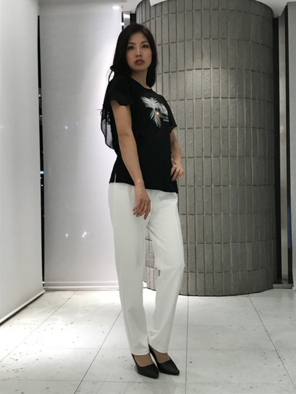 ブラック系のTシャツ/カットソー、ホワイト系のその他パンツを着用したレディースの春コーディネートの1枚目の写真