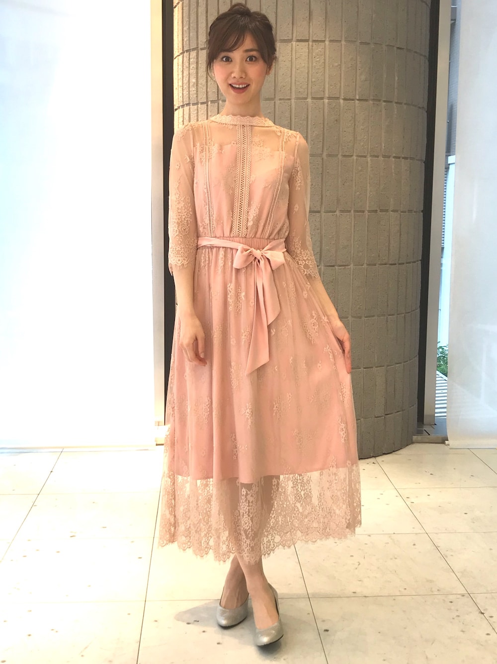 ピンク系のドレスを着用したレディースの秋コーディネートの1枚目の写真