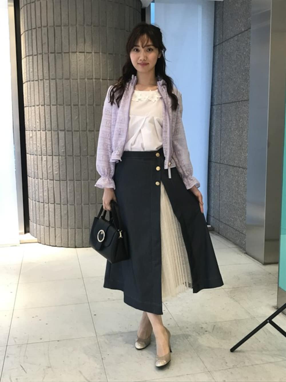 ホワイト系のシャツ/ブラウス、パープル系のブルゾン、ブルー系のスカートを着用したレディースの冬コーディネートの1枚目の写真