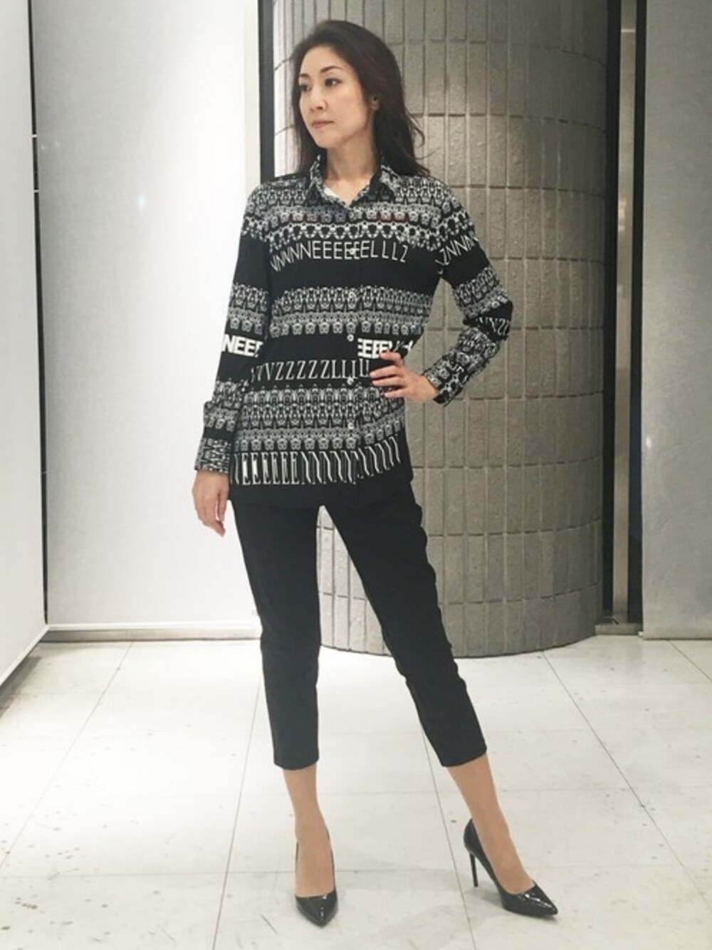 ブラック系のシャツ/ブラウスを着用したレディースの秋コーディネートの1枚目の写真