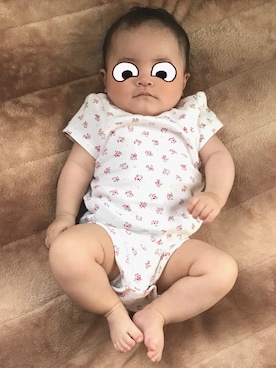 「GAP（ギャップ）のGap 花柄半袖キモノ ボディシャツ（3枚組）（ロンパース、ピンク系）」を使った、nikochanman0u0さん（キッズ・70cm）の春コーディネート