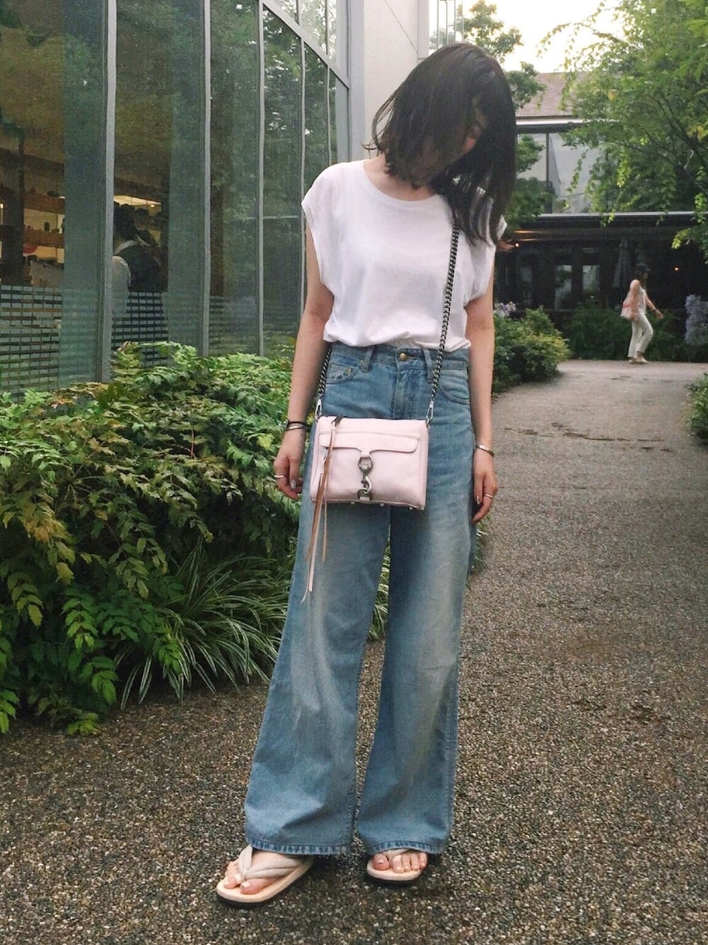 「夏、カジュアルコーデ、パンツスタイル、Tシャツ、デニムパンツ、ショルダーバッグ、下駄、ポシェット、レベッカミンコフ」｜「THE RERACSのアイテム（デニムパンツ、ブルー系）」を使った、サアヤさん（レディース・153cm）の夏コーディネートの1枚目の写真