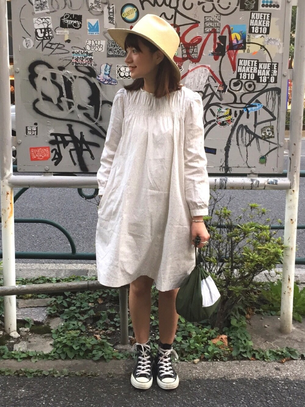 「大人カジュアル、夏、outfit、カーキ、ミリタリー、ハット、ワンピース、iosselliani、インディアンジュエリー、APC」｜「A.P.C.のアイテム（ワンピース、ベージュ系）」を使った、サアヤさん（レディース・153cm）の夏コーディネートの1枚目の写真