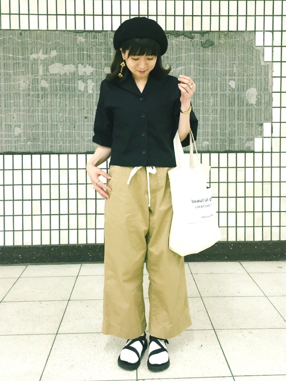 「休日スタイル、ootd、ブラック、パジャマシャツ、chaco、beautiful people、OPENING CEREMONY、ベレー帽、オープンカラーシャツ、サンダル」｜「Soierieのアイテム（ピアス（両耳用）、イエロー系）」を使った、サアヤさん（レディース・153cm）の春コーディネートの1枚目の写真