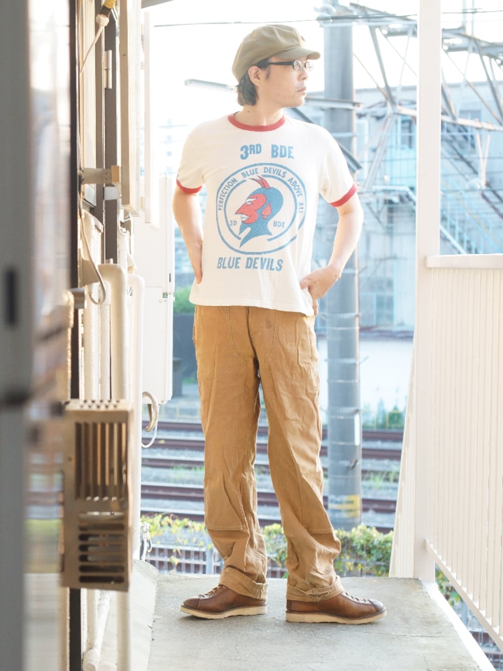 「アメカジ、ダブルニー、ダック地、Tシャツ、キャップ」｜「JELADOのアイテム（Tシャツ/カットソー、ホワイト系）」を使った、s uchidaさん（メンズ・173cm）の夏コーディネートの1枚目の写真