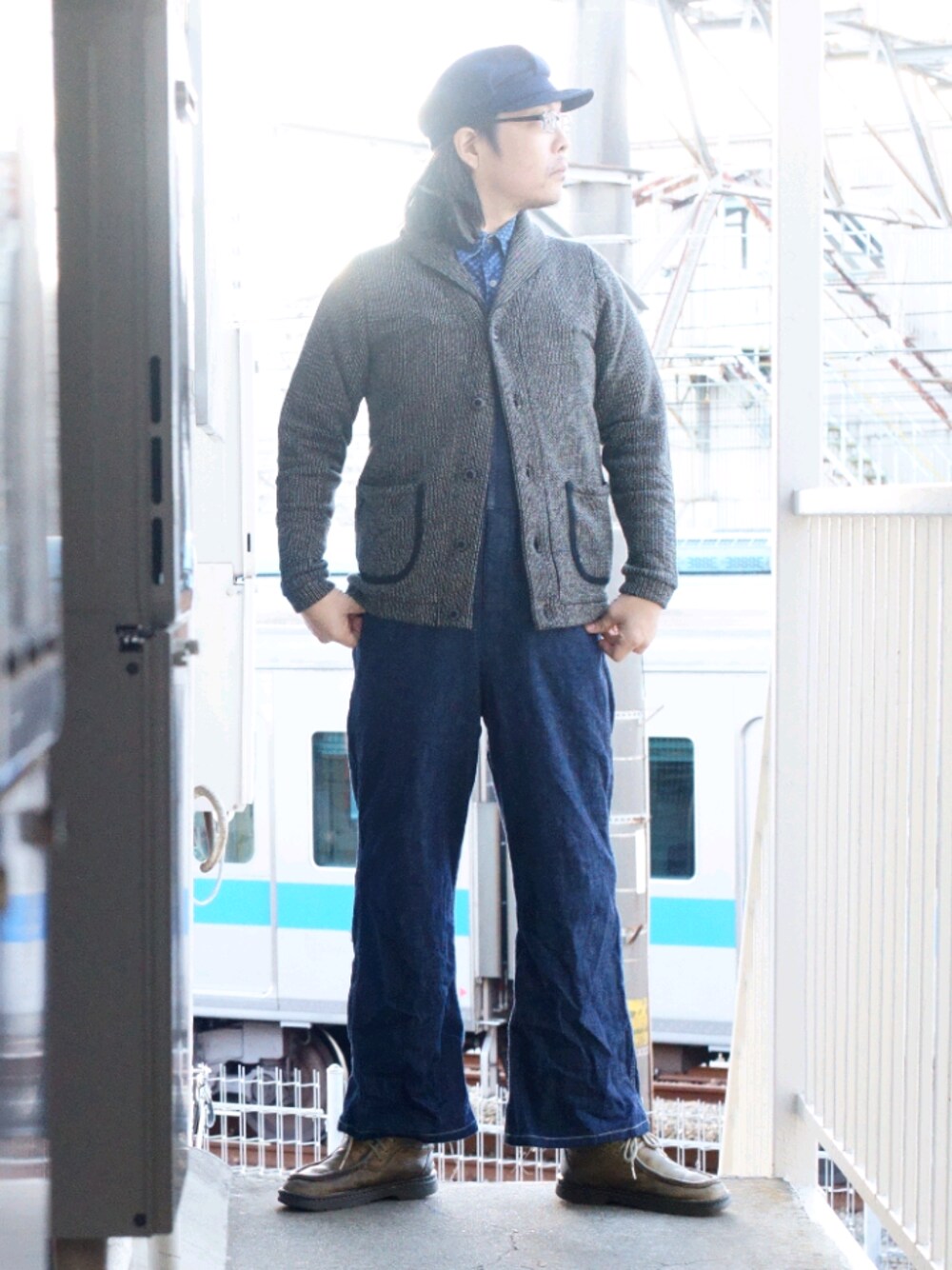 「ビーチクロス、サロペット、オーバーオール、キャップ、インディゴデニム、インディゴ、ブーツ、おしゃれさんと繋がりたい、町田、アメカジ」｜「Dr. Martensのアイテム（ブーツ、ベージュ系）」を使った、s uchidaさん（メンズ・173cm）の冬コーディネートの1枚目の写真