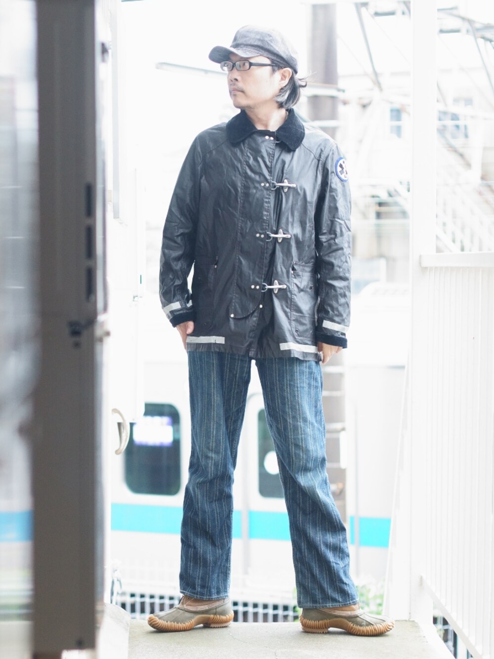 「レインブーツ、レインコート、雨の日コーデ、ビーンブーツ、柄パンツ、ストライプパンツ、町田、40代ファッション、40代」｜「FREEWHEELERSのアイテム（デニムパンツ、ブルー系）」を使った、s uchidaさん（メンズ・173cm）の秋コーディネートの1枚目の写真