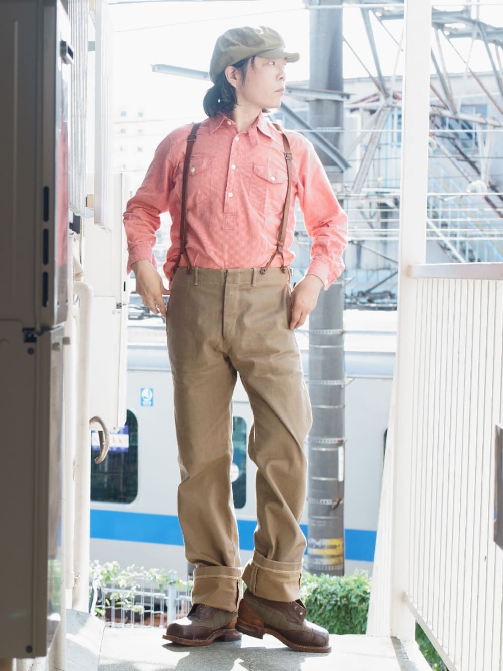 「ワークスタイル、サスペンダーパンツ、秋服準備はじめました、秋のコーデ、アメカジ、40代ファッション、40代、ミリタリー、ミリタリーブーツ、スウェーデン軍」｜「OLD JOE & CO.のアイテム（カーゴパンツ、ベージュ系）」を使った、s uchidaさん（メンズ・173cm）の秋コーディネートの1枚目の写真