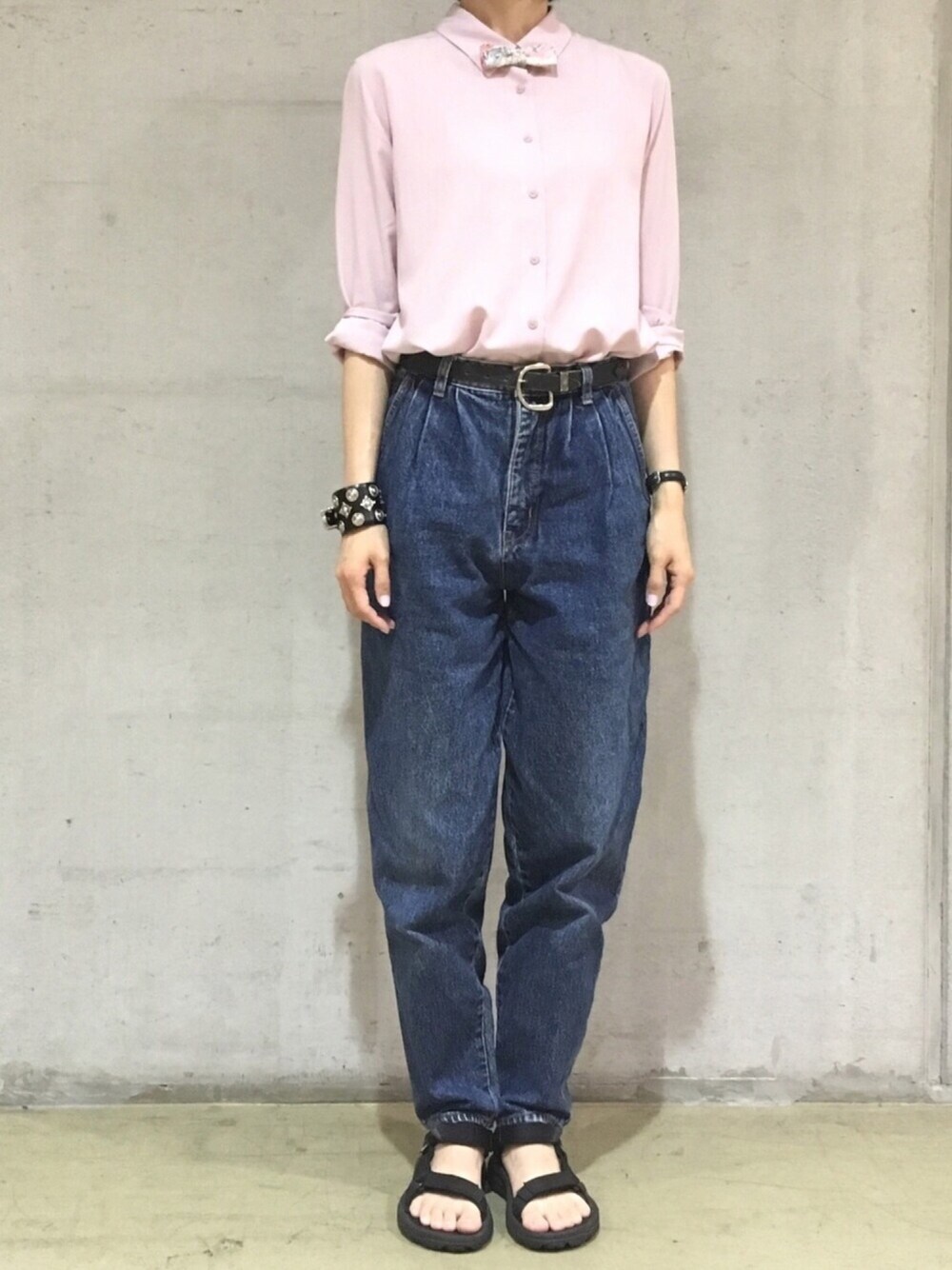 「蝶ネクタイ、ボウタイ、ブラウス、デニム、テバ、TOGA、TOGAxtc」｜「toga XTCのアイテム（デニムパンツ、ブルー系）」を使った、Krabertさん（レディース・167cm）の夏コーディネートの1枚目の写真