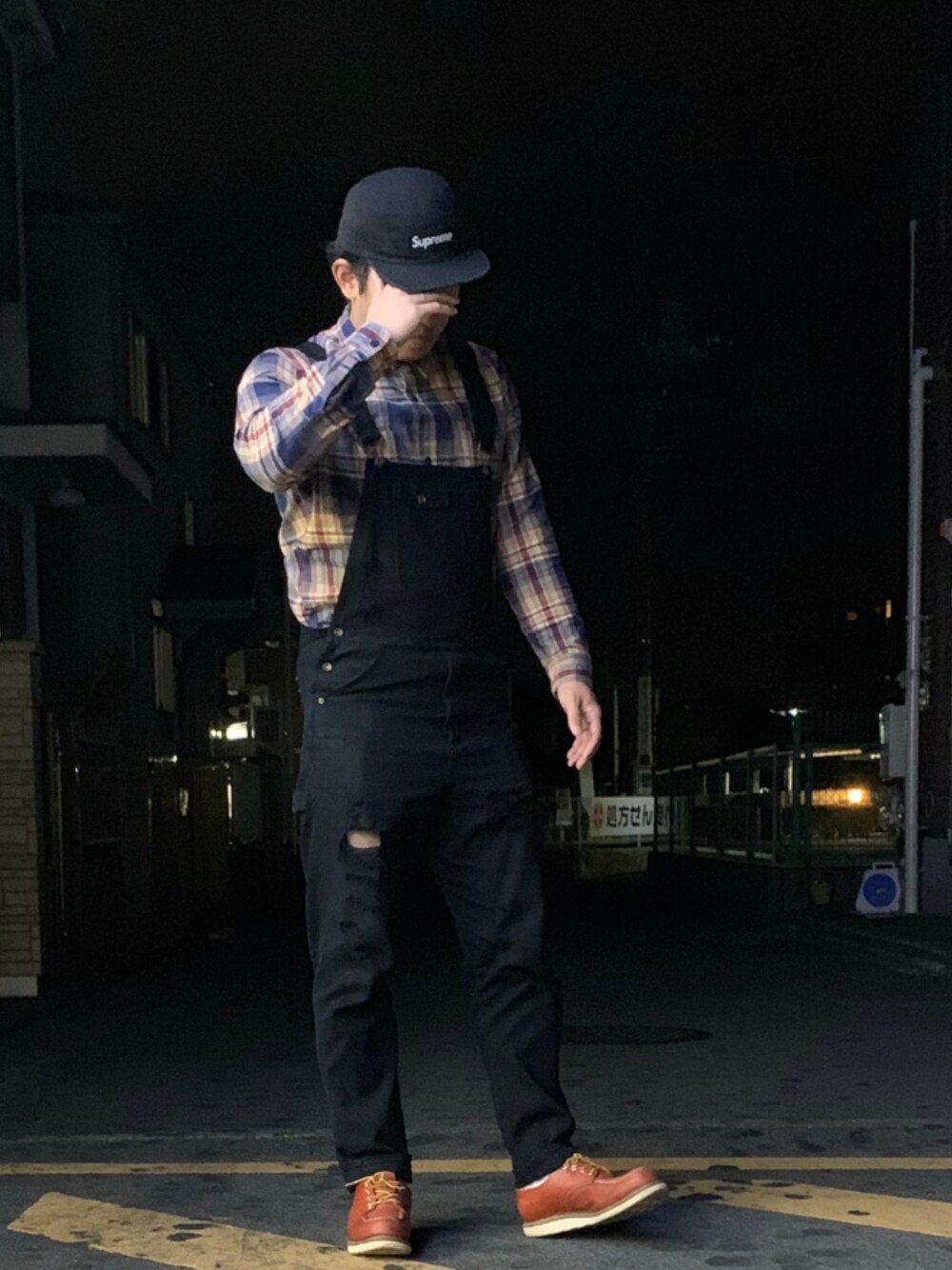 「オーバーオール、秋コーデ、アメカジ、チェック、カジュアルコーデ、ブーツ、今日のコーデ、10deep、supreme、ショット」｜「Supreme のアイテム（キャップ、ブラック系）」を使った、けんけん#相互フォローさん（メンズ・179cm）の秋コーディネートの1枚目の写真
