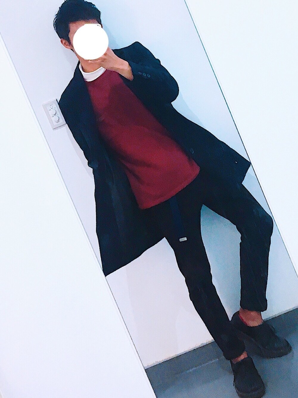 ブルー系のチェスターコート、レッド系のスウェット、ホワイト系のTシャツ/カットソーを着用したメンズの秋コーディネートの1枚目の写真