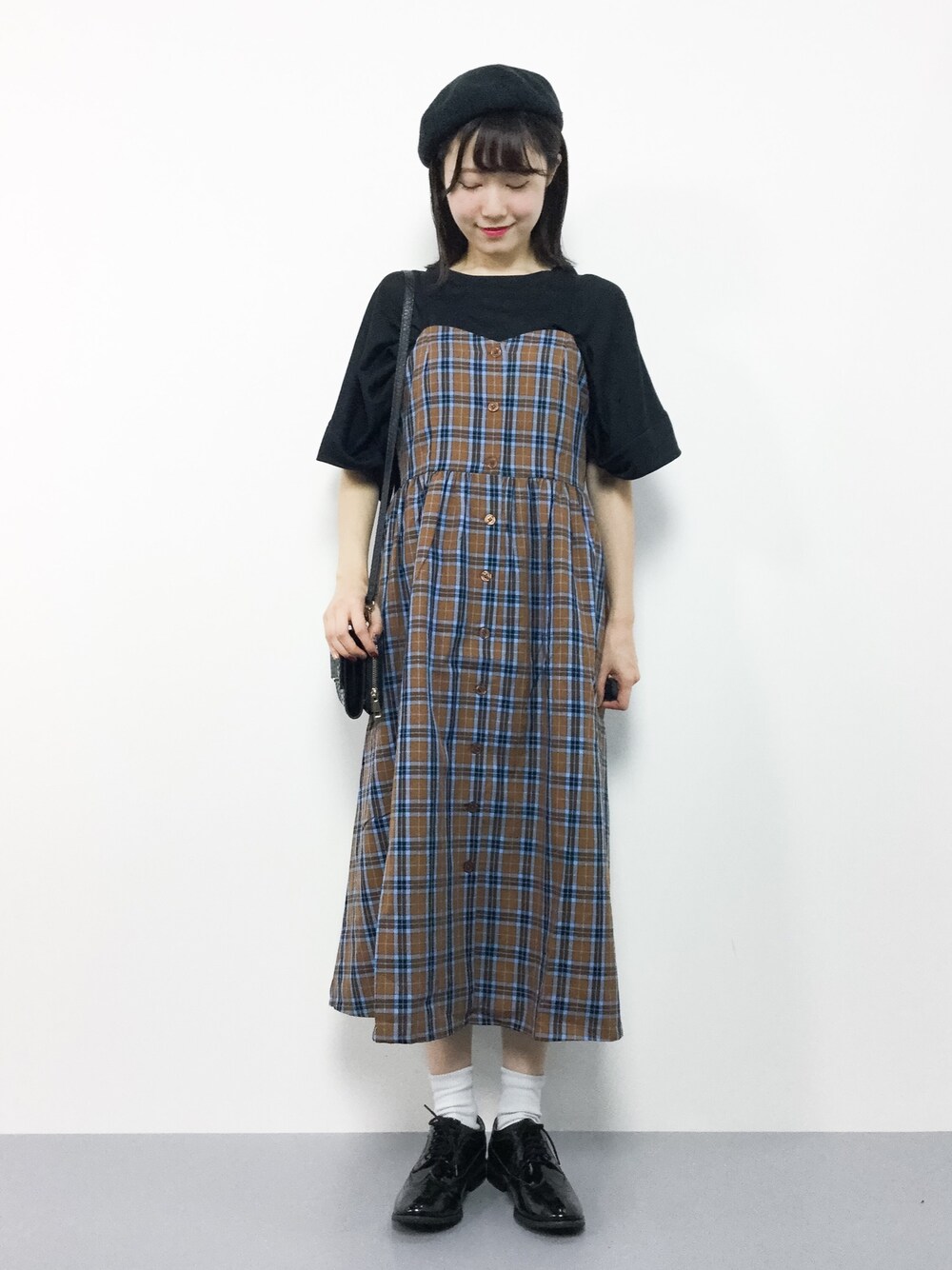 「チェック、ワンピース、ベレー帽、LOWRYS FARM、ドレスシューズ、レースアップシューズ、チェックワンピース、秋服、キャミワンピ、秋コーデ」｜「LOWRYS FARMのチェックキャミワンピース　768505 （ワンピース、ブラウン系）」を使った、まるさん（レディース・161cm）の秋コーディネートの1枚目の写真