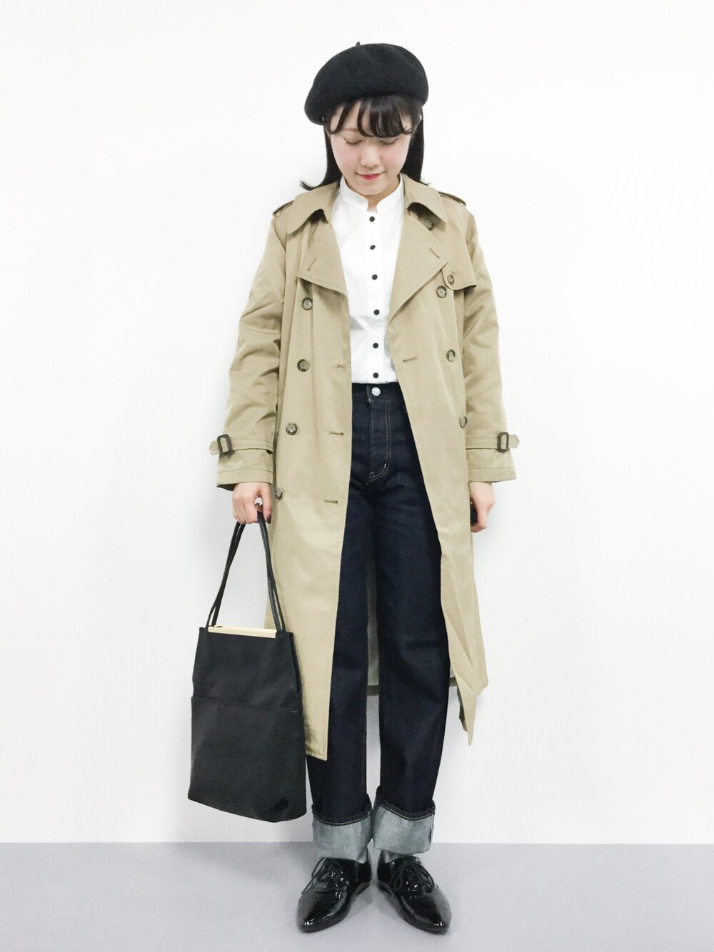 「アウター、ブラウス、トートバッグ、シンプル、トレンチコート、ベレー帽、ベージュ、冬コーデ、デニムパンツ、冬」｜「Ungridのワンウォッシュセルヴィッチストレートデニム（デニムパンツ、ブルー系）」を使った、まるさん（レディース・161cm）の秋コーディネートの1枚目の写真