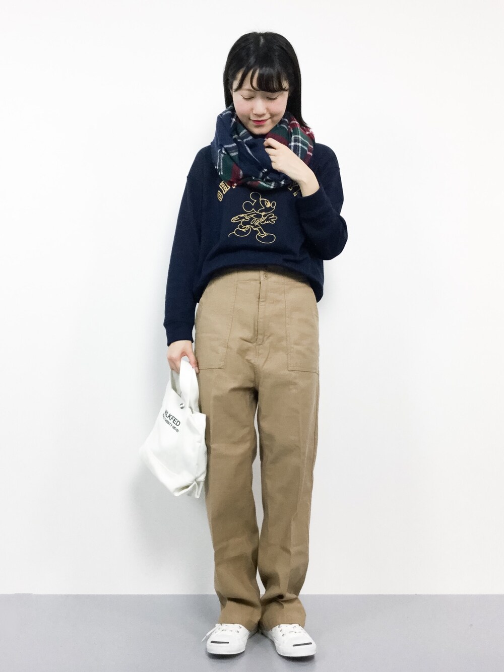 ブルー系のパーカー、ベージュ系のその他パンツ、ホワイト系のショルダーバッグを着用したレディースの冬コーディネートの1枚目の写真