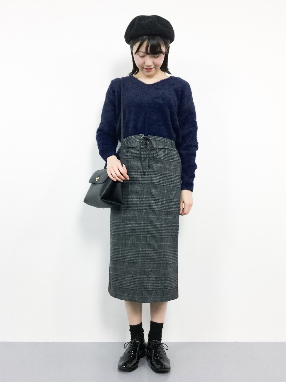 「タイトスカート、ニット、スカート、ベレー帽、ショルダーバッグ、ネイビー、黒、冬コーデ、レースアップシューズ、冬」｜「BABYLONEのKSフェザーヤーン VPO（ニット/セーター、ブルー系）」を使った、まるさん（レディース・161cm）の冬コーディネートの1枚目の写真