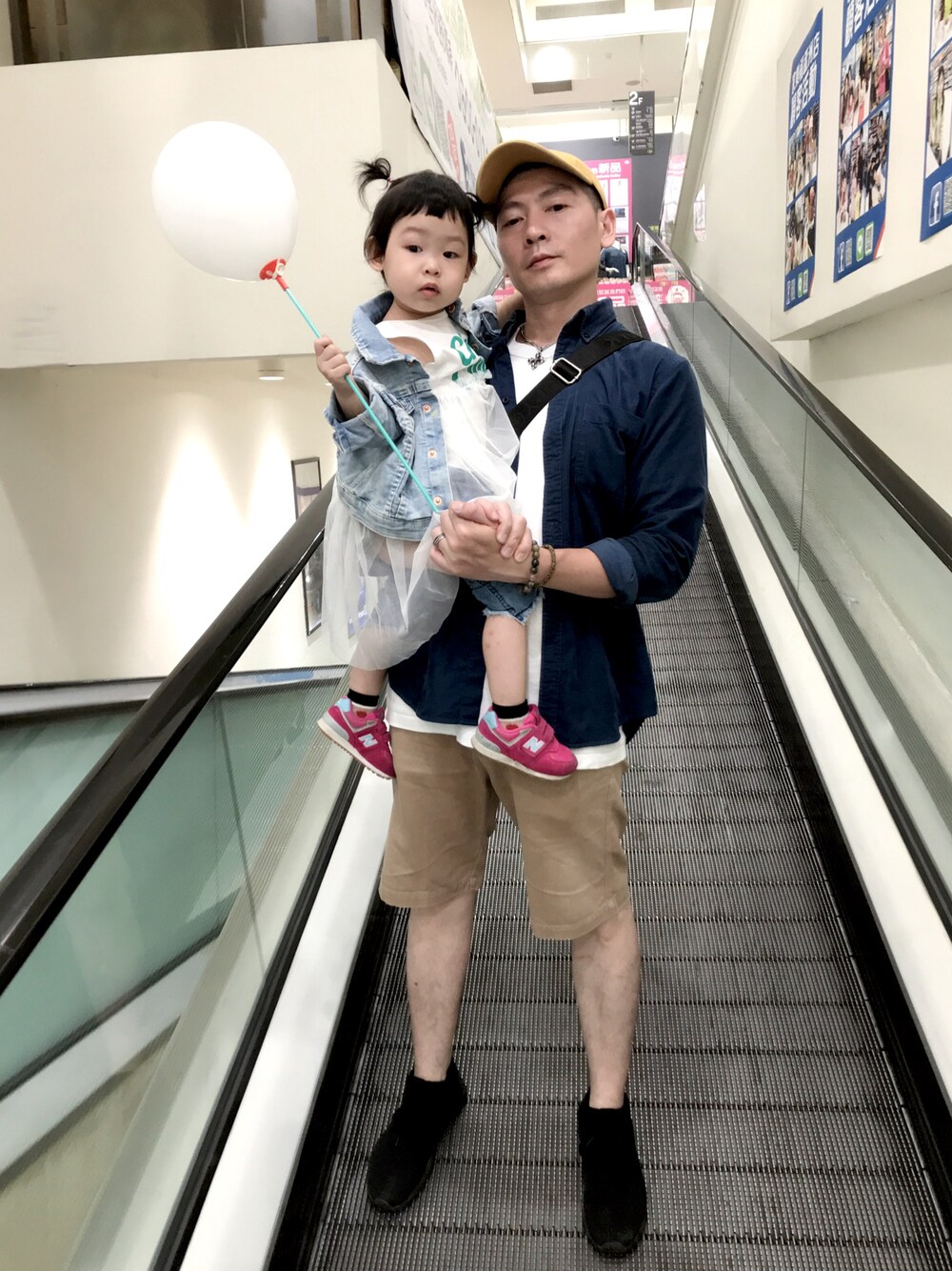 「親子コーデ、LOVE」｜「NEW BALANCEのアイテム（スニーカー、レッド系）」を使った、BoNiuさん（キッズ・90cm）の秋コーディネートの1枚目の写真