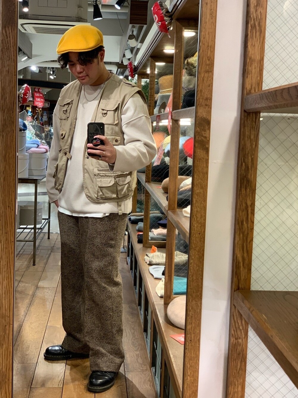 「KANGOL、今日のコーデ、大人コーデ、ストリート、ハンチング、ビッグシルエット、ベージュ、イエロー、ベスト、おしゃれさんと繋がりたい」｜「KANGOLの【KANGOL】Wool 504 / 【カンゴール】（ハンチング/ベレー帽、イエロー系）」を使った、こがちゃんさん（メンズ・175cm）の冬コーディネートの1枚目の写真