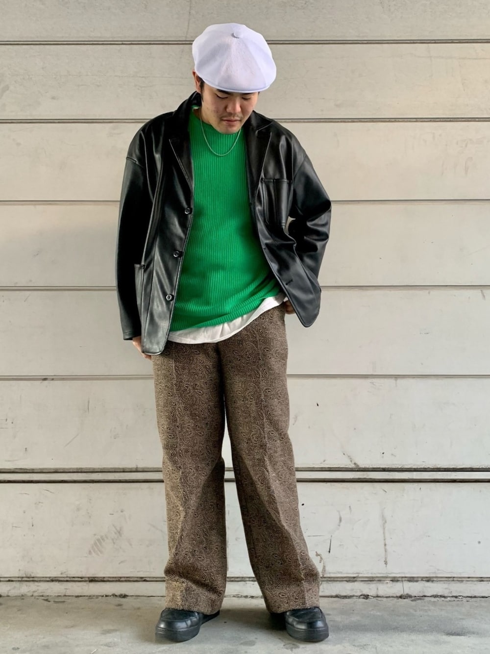 「オーバーサイズ、ストリート、カジュアル、ハンチング、KANGOL、帽子、レザージャケット、大人カジュアル、NIKE、お洒落さんとつながりたい」｜「KANGOLの【KANGOL】 SMU Tropic Galaxy / 【カンゴール】 エスセムユー トロピック ギャラクシー ベレー帽 / オーバーライド（ハンチング/ベレー帽、ホワイト系）」を使った、こがちゃんさん（メンズ・175cm）の冬コーディネートの1枚目の写真