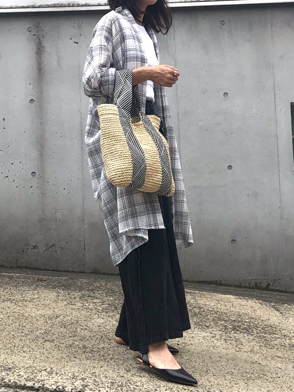 ヨコヤマ　ケイコさんの「編み込みハンドル雑材バッグ（CURI BISCUI）」を使ったコーディネート