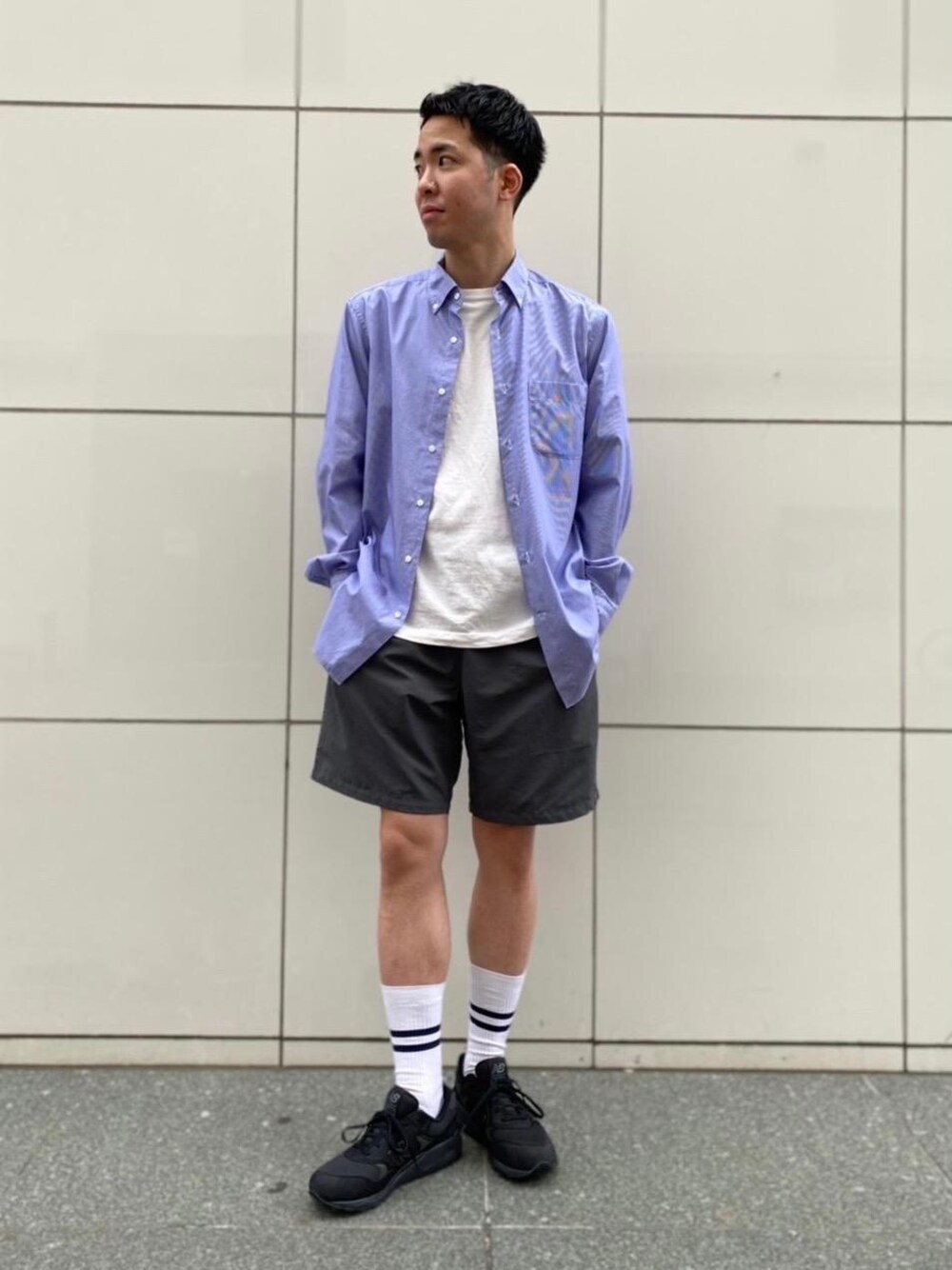 グレー系のその他パンツ、ホワイト系のTシャツ/カットソー、ブラック系のスニーカーを着用したメンズの夏コーディネートの1枚目の写真