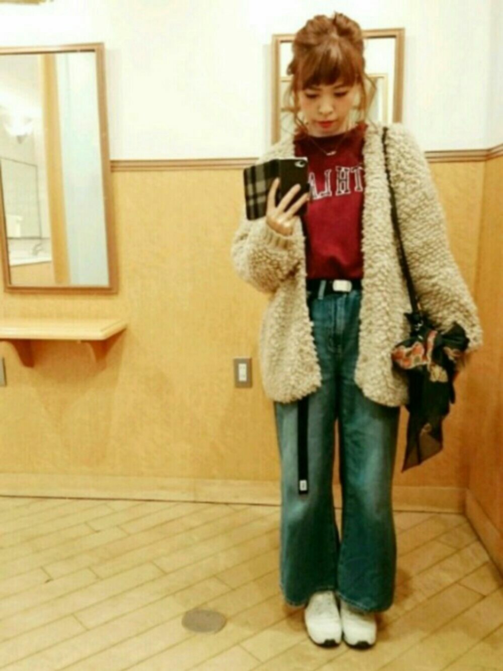 「ワイドパンツ、デニム、デニムパンツ、ガチャベルト、LEE、GU、w closet、NIKE、ナイキスニーカー、スニーカー」｜「w closetのアイテム（スウェット、レッド系）」を使った、NIINAさん（レディース・157cm）の冬コーディネートの1枚目の写真